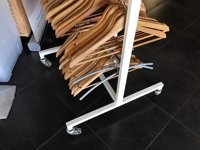 Verrijdbaar rek met houten kledinghangers - afbeelding 3 van  4