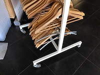 Verrijdbaar rek met houten kledinghangers - afbeelding 3 van  4