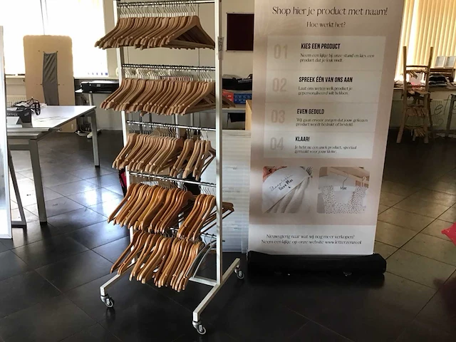 Verrijdbaar rek met houten kledinghangers - afbeelding 4 van  4