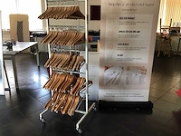 Verrijdbaar rek met houten kledinghangers - afbeelding 4 van  4