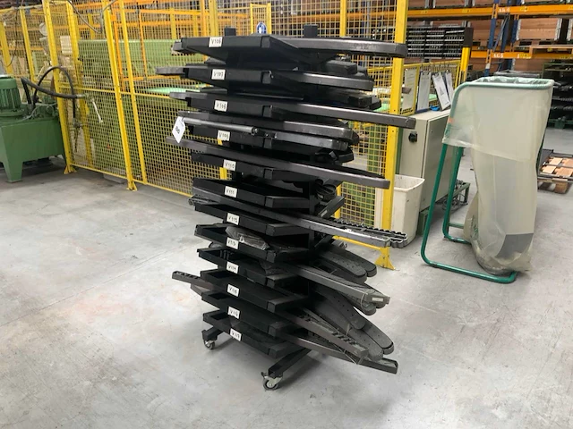 Verrijdbaar rek met riemstansvormen - afbeelding 1 van  3