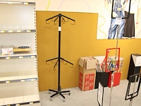 Verrijdbaar winkelrek met 16 haken. hoogte 160 cm