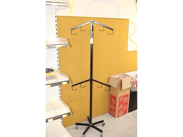 Verrijdbaar winkelrek met 16 haken. hoogte 160 cm - afbeelding 2 van  2