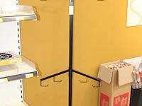Verrijdbaar winkelrek met 16 haken. hoogte 160 cm - afbeelding 2 van  2