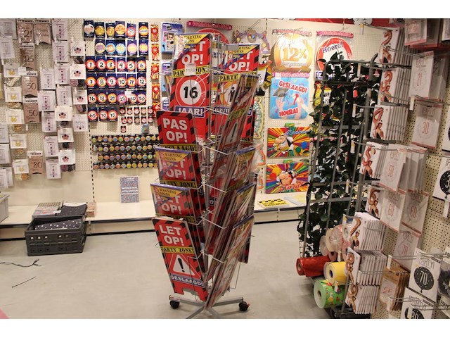 Verrijdbaar winkelrek met waarschuwingsborden in diverse uitvoeringen. circa 30 stuks. - afbeelding 1 van  2