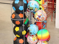 Verrijdbare ballenrek met diverse ballen incl. rek, hoogte rek 192 cm. - afbeelding 3 van  4