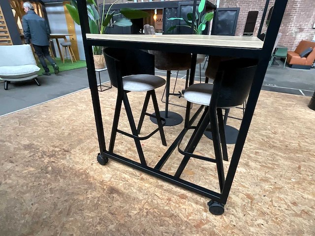 Verrijdbare bartafel v.v 6 barkrukken 240x210x110cm - afbeelding 4 van  9