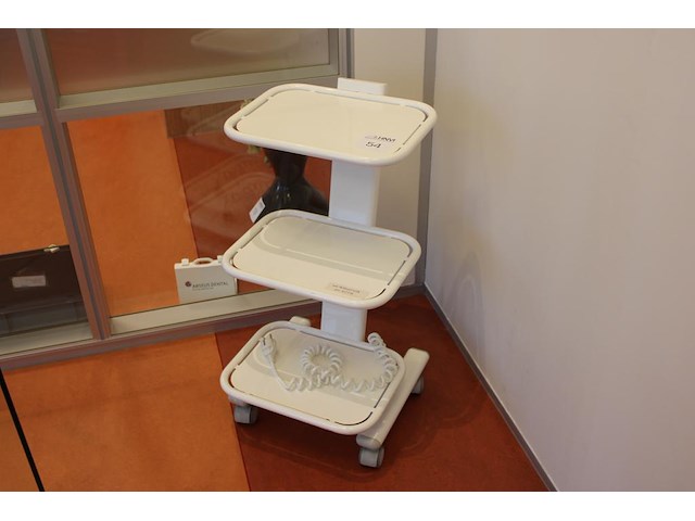 Verrijdbare bijzettafel met 3 plateaus en 2 voedingspunten. afmeting 40 x 45 x 75 cm. - afbeelding 1 van  2