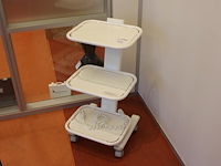 Verrijdbare bijzettafel met 3 plateaus en 2 voedingspunten. afmeting 40 x 45 x 75 cm. - afbeelding 1 van  2