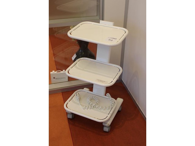 Verrijdbare bijzettafel met 3 plateaus en 2 voedingspunten. afmeting 40 x 45 x 75 cm. - afbeelding 2 van  2