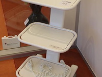 Verrijdbare bijzettafel met 3 plateaus en 2 voedingspunten. afmeting 40 x 45 x 75 cm. - afbeelding 2 van  2