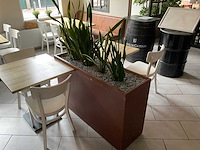 Verrijdbare bloembak met kunstplanten - afbeelding 1 van  2