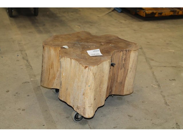 Verrijdbare boomstamtafel circa 50 x 50 x 37 cm. - afbeelding 1 van  2