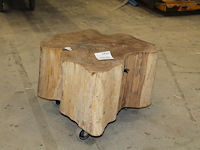 Verrijdbare boomstamtafel circa 50 x 50 x 37 cm. - afbeelding 1 van  2