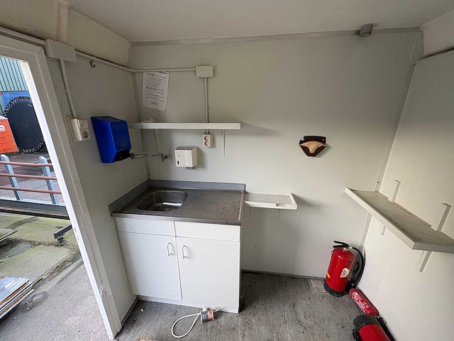 Verrijdbare bouwkeet met toilet en keukenblok - afbeelding 10 van  19