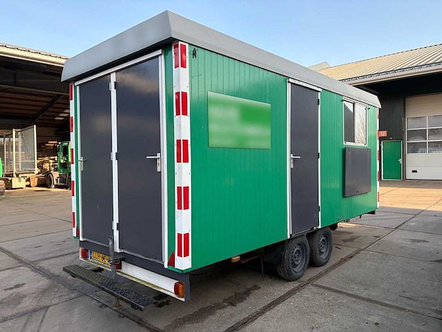 Verrijdbare bouwkeet met toilet en keukenblok - afbeelding 1 van  19