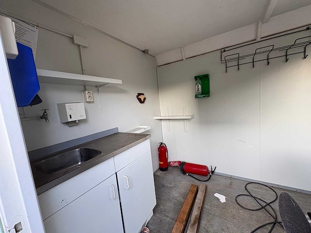 Verrijdbare bouwkeet met toilet en keukenblok - afbeelding 8 van  19