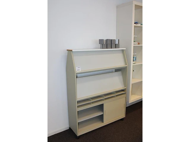 Verrijdbare brochurekast. afmeting 103 x 33 cm. hoogte 138 cm - afbeelding 2 van  2