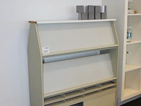 Verrijdbare brochurekast. afmeting 103 x 33 cm. hoogte 138 cm - afbeelding 2 van  2