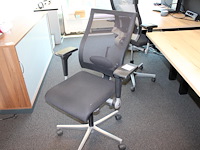 Verrijdbare bureaustoel ahrend. zitting in slechte staat. - afbeelding 1 van  2