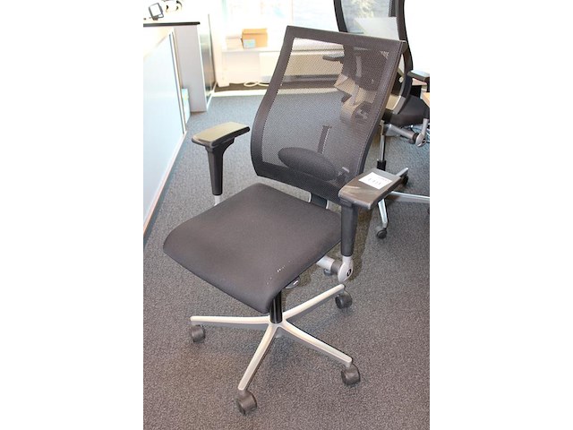 Verrijdbare bureaustoel ahrend. zitting in slechte staat. - afbeelding 2 van  2