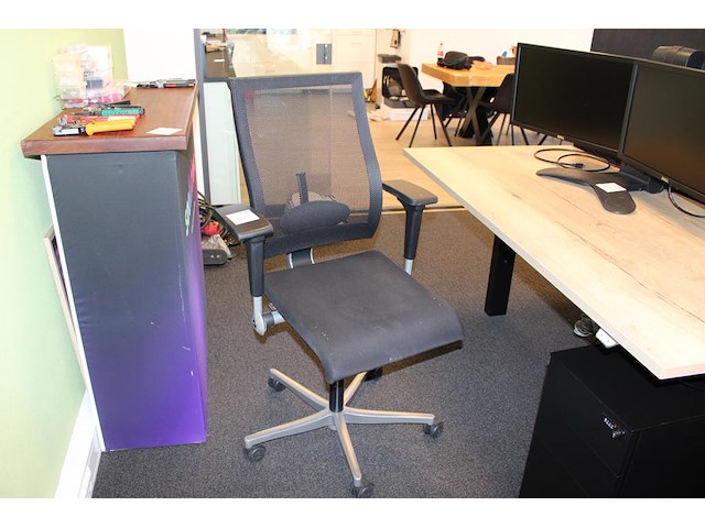 Verrijdbare bureaustoel ahrend. zitting in slechte staat. - afbeelding 1 van  2