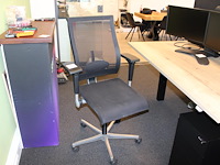 Verrijdbare bureaustoel ahrend. zitting in slechte staat. - afbeelding 1 van  2