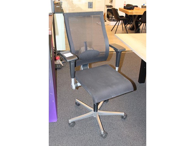 Verrijdbare bureaustoel ahrend. zitting in slechte staat. - afbeelding 2 van  2