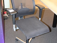 Verrijdbare bureaustoel ahrend. zitting in slechte staat. - afbeelding 2 van  2