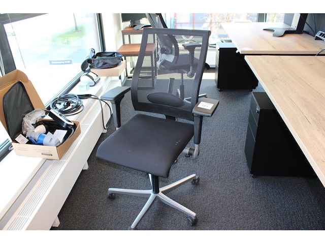 Verrijdbare bureaustoel ahrend. zitting in slechte staat. - afbeelding 1 van  2