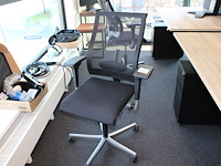 Verrijdbare bureaustoel ahrend. zitting in slechte staat. - afbeelding 1 van  2