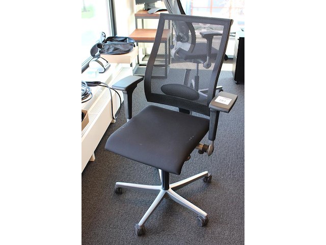 Verrijdbare bureaustoel ahrend. zitting in slechte staat. - afbeelding 2 van  2
