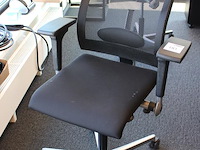 Verrijdbare bureaustoel ahrend. zitting in slechte staat. - afbeelding 2 van  2