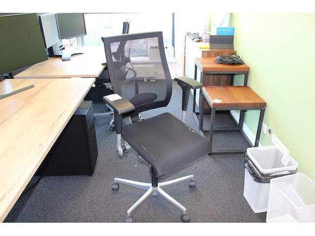 Verrijdbare bureaustoel ahrend. zitting in slechte staat. - afbeelding 1 van  3