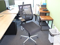 Verrijdbare bureaustoel ahrend. zitting in slechte staat. - afbeelding 1 van  3