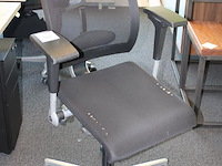 Verrijdbare bureaustoel ahrend. zitting in slechte staat. - afbeelding 2 van  3