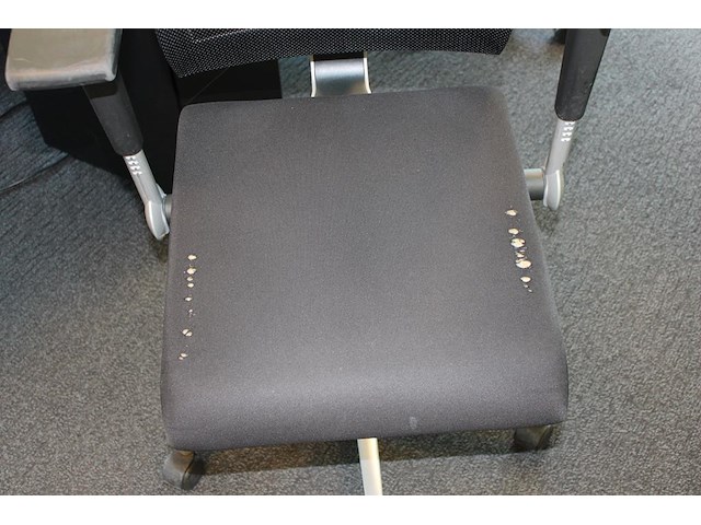 Verrijdbare bureaustoel ahrend. zitting in slechte staat. - afbeelding 3 van  3