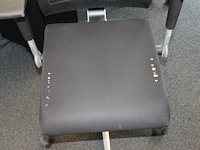 Verrijdbare bureaustoel ahrend. zitting in slechte staat. - afbeelding 3 van  3