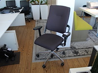 Verrijdbare bureaustoel bruin gestoffeerd.