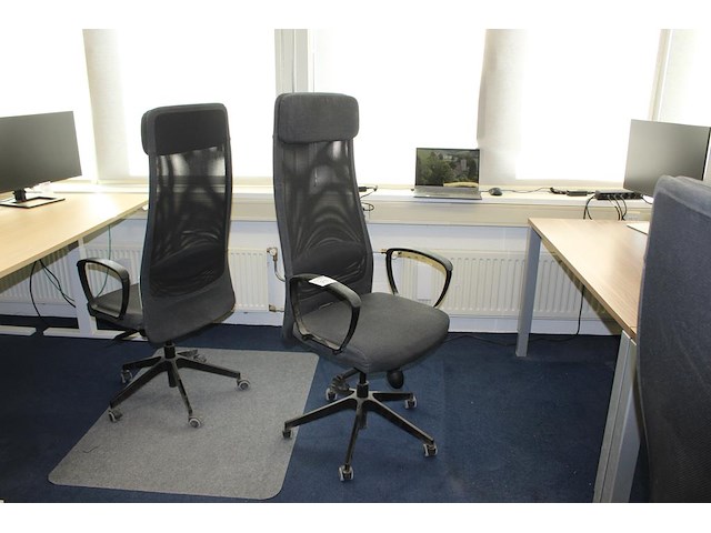 Verrijdbare bureaustoel met armleuningen ikea. - afbeelding 1 van  2