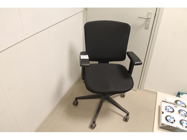 Verrijdbare bureaustoel met armleuningen schaffenburg. - afbeelding 1 van  3
