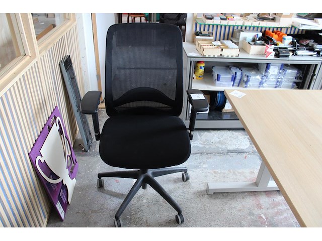 Verrijdbare bureaustoel met armleuningen. - afbeelding 1 van  2