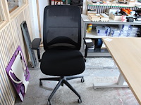 Verrijdbare bureaustoel met armleuningen.