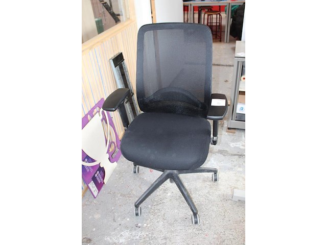 Verrijdbare bureaustoel met armleuningen. - afbeelding 2 van  2