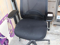 Verrijdbare bureaustoel met armleuningen. - afbeelding 2 van  2