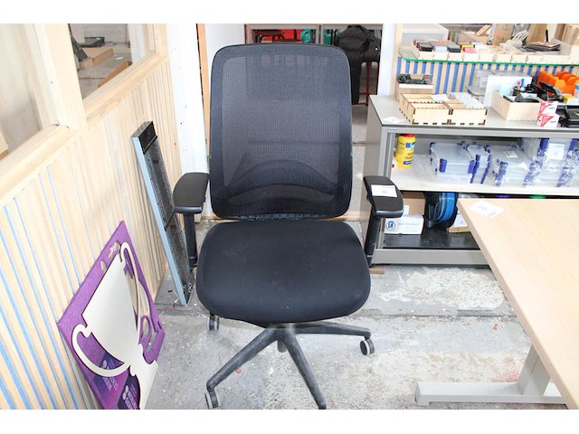 Verrijdbare bureaustoel met armleuningen. - afbeelding 1 van  2