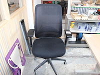 Verrijdbare bureaustoel met armleuningen.