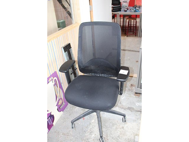 Verrijdbare bureaustoel met armleuningen. - afbeelding 2 van  2