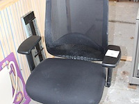 Verrijdbare bureaustoel met armleuningen. - afbeelding 2 van  2