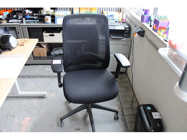 Verrijdbare bureaustoel met armleuningen. - afbeelding 1 van  2